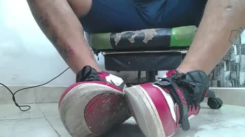 Snapshot of srfindomfeet_ chatting on May 27, 2026, 1:57 am sr master cum its my old account online show from May 27, 2026, 1:57 am