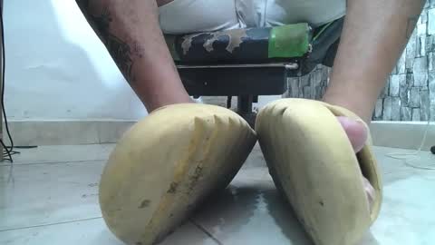 Snapshot of srfindomfeet_ chatting on June 1, 2026, 6:26 am sr master cum its my old account online show from June 1, 2026, 6:26 am