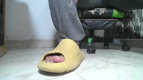 Snapshot of srfindomfeet_ chatting on June 9, 2026, 5:08 am sr master cum its my old account online show from June 9, 2026, 5:08 am