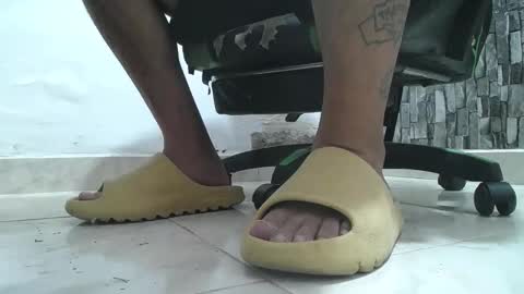 Snapshot of srfindomfeet_ chatting on June 11, 2026, 12:08 am sr master cum its my old account online show from June 11, 2026, 12:08 am