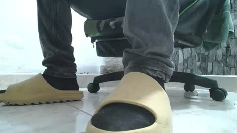 Snapshot of srfindomfeet_ chatting on June 13, 2026, 7:39 am sr master cum its my old account online show from June 13, 2026, 7:39 am