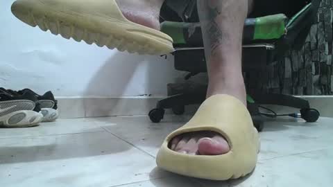 Snapshot of srfindomfeet_ chatting on June 15, 2026, 7:10 am sr master cum its my old account online show from June 15, 2026, 7:10 am