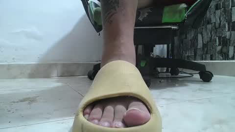 Snapshot of srfindomfeet_ chatting on June 17, 2026, 9:01 am sr master cum its my old account online show from June 17, 2026, 9:01 am