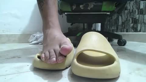 Snapshot of srfindomfeet_ chatting on June 19, 2026, 6:40 am sr master cum its my old account online show from June 19, 2026, 6:40 am