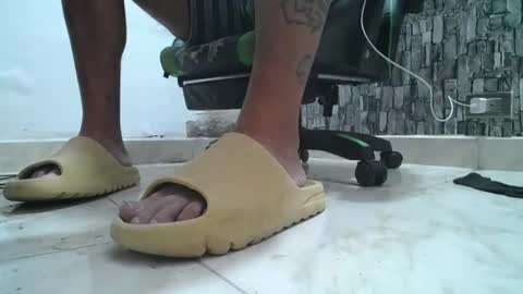 Snapshot of srfindomfeet_ chatting on June 26, 2026, 7:07 pm sr master cum its my old account online show from June 26, 2026, 7:07 pm