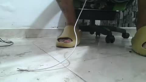Snapshot of srfindomfeet_ chatting on June 28, 2026, 8:42 am sr master cum its my old account online show from June 28, 2026, 8:42 am