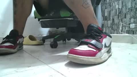 Snapshot of srfindomfeet_ chatting on July 2, 2026, 3:23 am sr master cum its my old account online show from July 2, 2026, 3:23 am