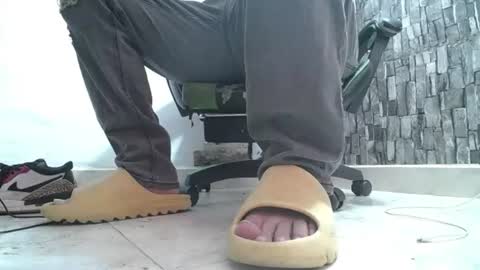 Snapshot of srfindomfeet_ chatting on July 5, 2026, 5:42 pm sr master cum its my old account online show from July 5, 2026, 5:42 pm