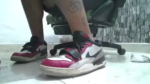 Snapshot of srfindomfeet_ chatting on July 7, 2026, 4:15 am sr master cum its my old account online show from July 7, 2026, 4:15 am