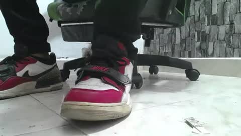 Snapshot of srfindomfeet_ chatting on July 10, 2026, 7:05 pm sr master cum its my old account online show from July 10, 2026, 7:05 pm
