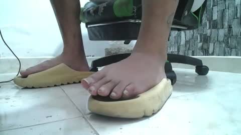 Snapshot of srfindomfeet_ chatting on July 18, 2026, 9:07 pm sr master cum its my old account online show from July 18, 2026, 9:07 pm