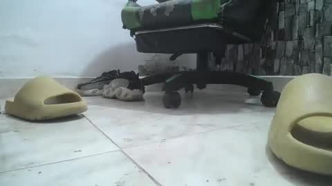 Snapshot of srfindomfeet_ chatting on July 24, 2026, 1:03 am sr master cum its my old account online show from July 24, 2026, 1:03 am