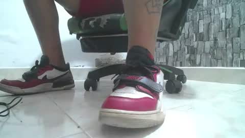 Snapshot of srfindomfeet_ chatting on July 27, 2026, 8:05 pm sr master cum its my old account online show from July 27, 2026, 8:05 pm