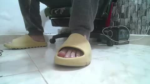 Snapshot of srfindomfeet_ chatting on July 31, 2026, 5:07 am sr master cum its my old account online show from July 31, 2026, 5:07 am