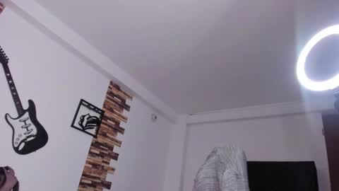 Srta. Fox online show from February 5, 2025, 1:44 pm