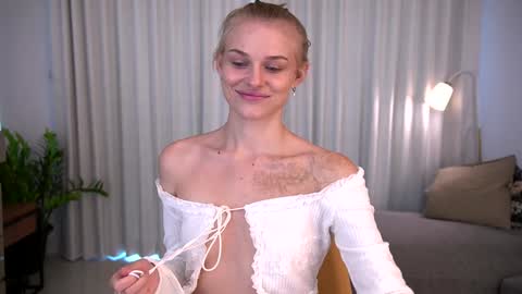 Snapshot of ssscarlett chatting on December 17, 2024, 4:12 am Scarlett online show from December 17, 2024, 4:12 am