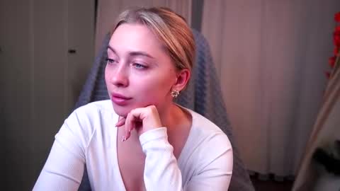 Kate online show from November 18, 2025, 2:54 pm