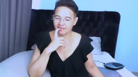 staceydarling online show from July 28, 2026, 6:20 am