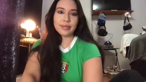 starlitdreams777 online show from February 25, 2025, 3:20 am