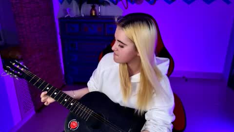 stef_nicks online show from September 13, 2025, 9:20 am