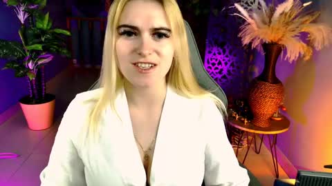 stef_nicks online show from May 4, 2026, 9:05 am