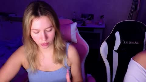 stefany_and_bettany online show from December 3, 2025, 1:53 pm