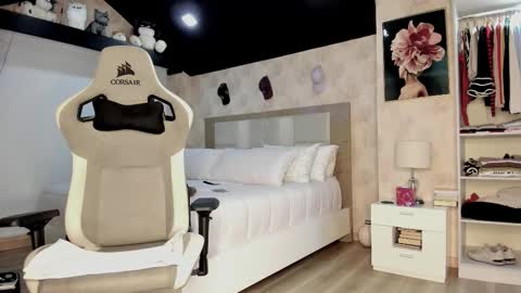 Zuly online show from November 18, 2025, 1:11 am