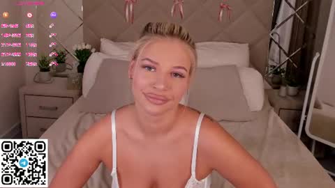 Snapshot of stella_leee chatting on July 22, 2026, 12:57 am Stella Leee online show from July 22, 2026, 12:57 am