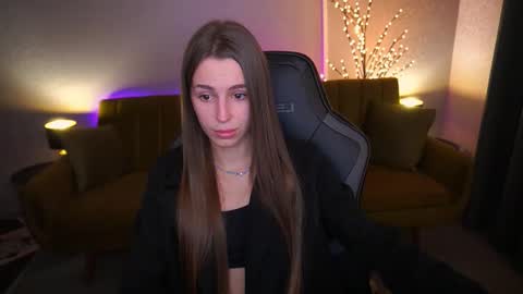 stellahoneywell online show from November 19, 2025, 9:26 pm