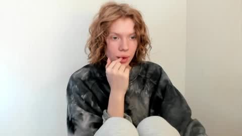 Snapshot of stellaswen chatting on October 2, 2025, 9:05 am S T E L L A online show from October 2, 2025, 9:05 am