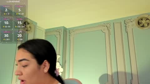 Snapshot of stephania_diamond chatting on January 28, 2025, 2:32 am online show from January 28, 2025, 2:32 am