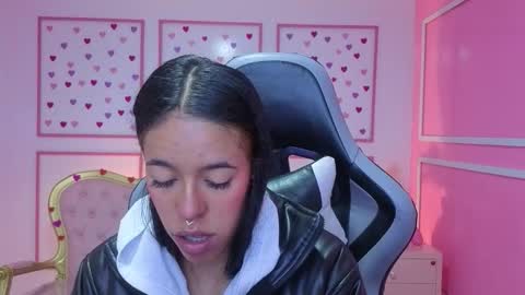 Snapshot of stephania_t chatting on October 15, 2025, 11:43 am Stephania online show from October 15, 2025, 11:43 am