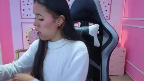 Snapshot of stephania_t chatting on October 21, 2025, 12:28 pm Stephania online show from October 21, 2025, 12:28 pm