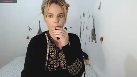 Stephanie   online show from October 17, 2025, 10:07 am