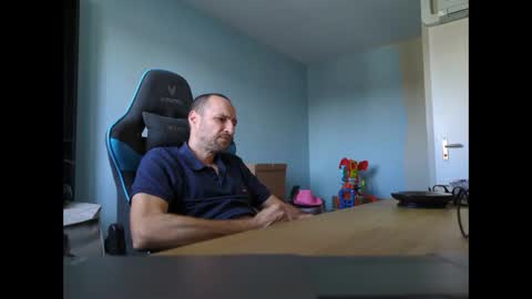 Snapshot of stickolive1 chatting on September 18, 2025, 1:35 pm stickolive1 online show from September 18, 2025, 1:35 pm