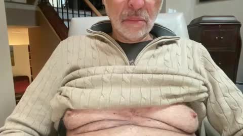 Snapshot of stillbad2 chatting on December 5, 2024, 8:44 pm Stillbad2 online show from December 5, 2024, 8:44 pm