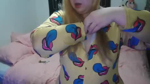 Snapshot of stoned2dabones666 chatting on December 10, 2024, 11:32 am Haily online show from December 10, 2024, 11:32 am