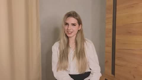 Luna online show from November 17, 2025, 5:08 pm