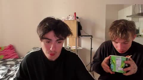 Snapshot of stralght_twinks chatting on May 27, 2026, 12:13 pm Ray online show from May 27, 2026, 12:13 pm