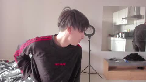 Snapshot of stralght_twinks chatting on June 1, 2026, 9:55 am Ray online show from June 1, 2026, 9:55 am