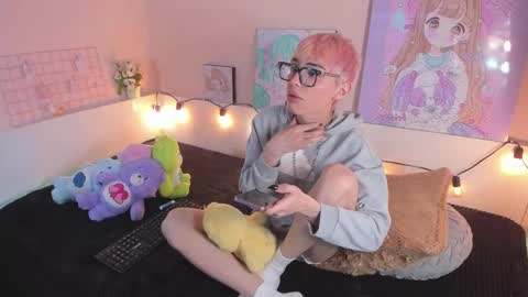 strawberry_kitty_ online show from November 9, 2025, 5:17 am