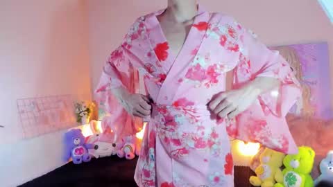 strawberry_kitty_ online show from December 1, 2025, 4:06 am