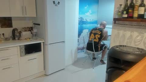 Snapshot of strong_arni chatting on February 18, 2025, 5:42 pm Strong Arni online show from February 18, 2025, 5:42 pm