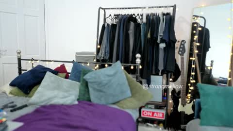 Snapshot of strongmellow chatting on September 18, 2025, 6:10 pm strongmellow online show from September 18, 2025, 6:10 pm