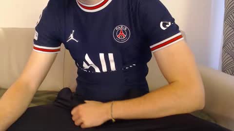 Stud From Paris online show from May 6, 2026, 9:25 am