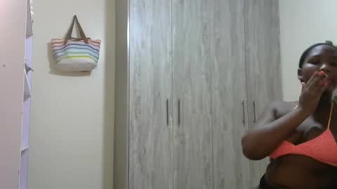 Snapshot of sucker_queen chatting on December 3, 2024, 12:02 am Beverly online show from December 3, 2024, 12:02 am