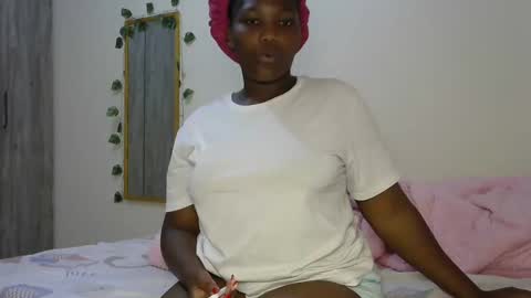 Snapshot of sucker_queen chatting on January 14, 2025, 9:35 am Beverly online show from January 14, 2025, 9:35 am