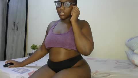 Snapshot of sucker_queen chatting on October 25, 2025, 1:46 am Beverly online show from October 25, 2025, 1:46 am