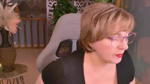 Snapshot of sugarvi chatting on November 27, 2025, 1:24 pm Vivien online show from November 27, 2025, 1:24 pm