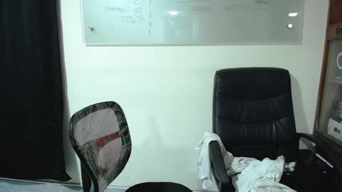 Snapshot of summer_girls01 chatting on January 16, 2025, 1:06 am summer_girls01 online show from January 16, 2025, 1:06 am